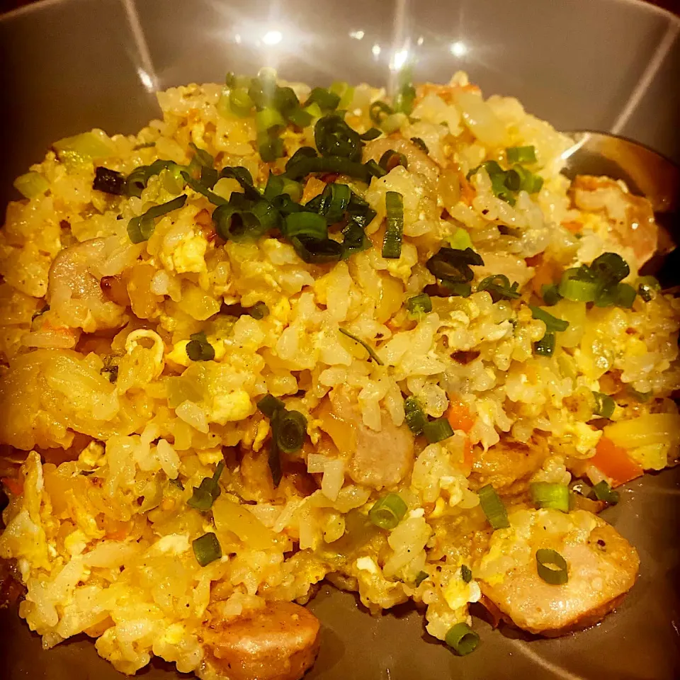 Lunch ! Lunch ! 
Garlic Sausage & Tomato , and Egg Fried Rice with Komatsuna, with Fresh pepper and Soy Garlic butter Sauce 
#vegetable #friedrice #chefemanuel |Emanuel Hayashiさん