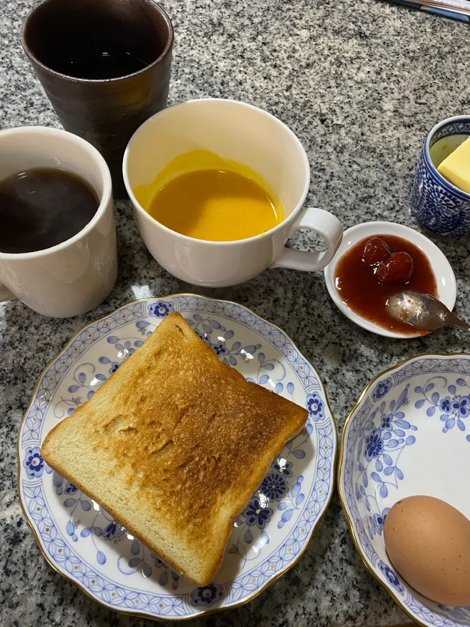 朝ごはん　コーヒーとかぼちゃのスープ、トーストとバターいちごジャム。|おかこさん