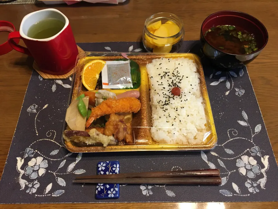 どんどん弁当、沢庵、生タイプ即席味噌汁、熱い日本茶(昼飯、どんどん弁当)|enarinさん