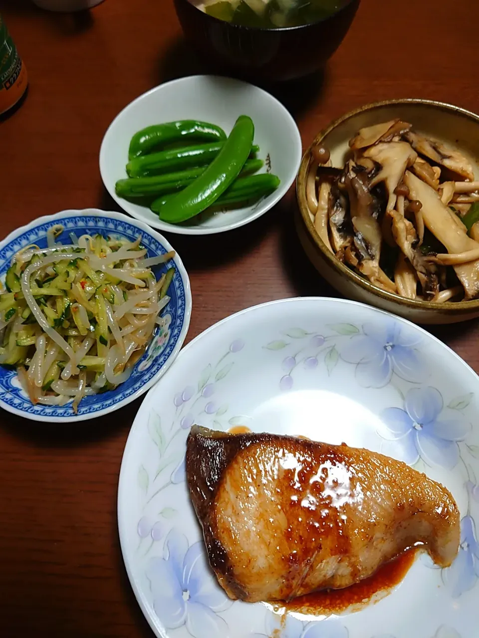 ぶりの照焼き
いろいろきのこ炒め
スナップエンドウ
もやしの中華和え|ぱやさん