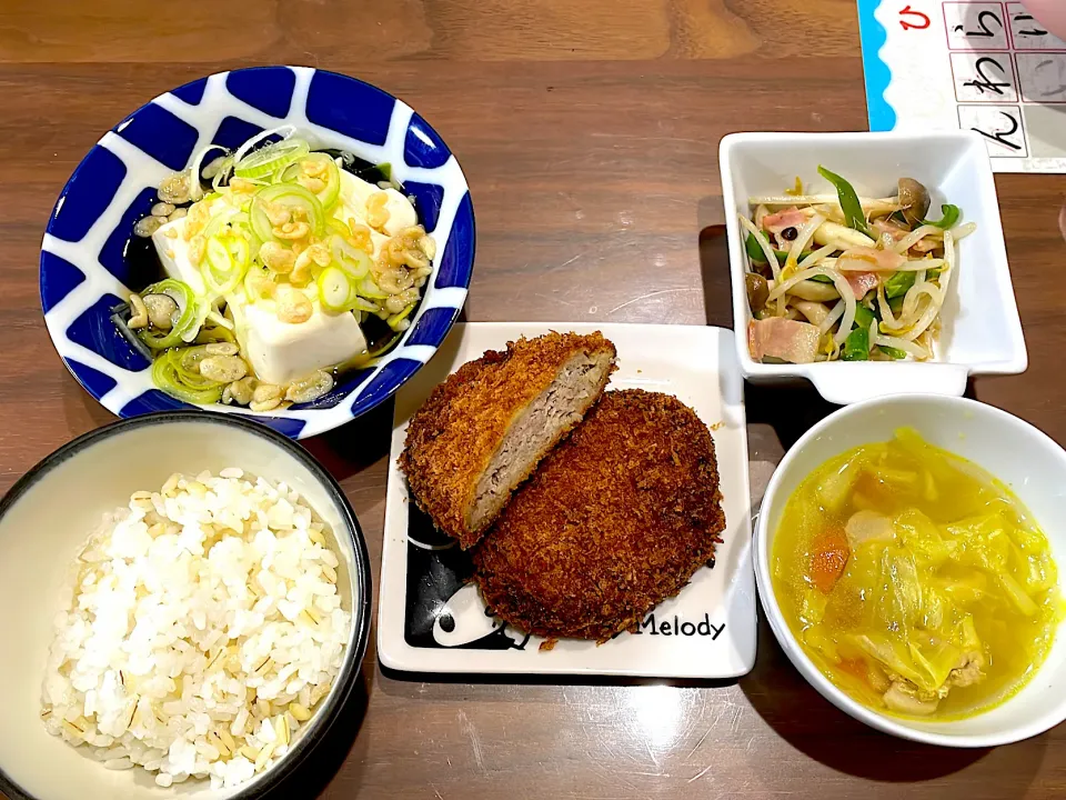 Snapdishの料理写真:メンチカツ　キャベツと鶏モモのカレースープ　もやしとピーマンのマヨ醤油炒め　おつゆ豆腐|おさむん17さん