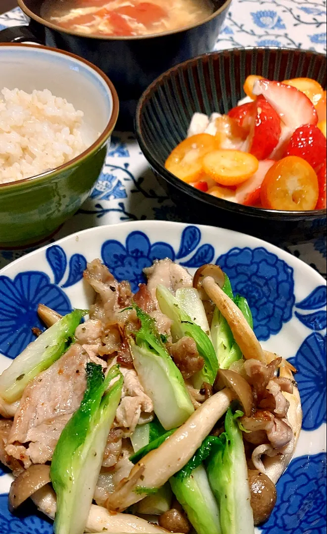 蕾菜としめじ、豚肉のハーブ塩炒め
金柑、いちご、はんぺんサラダ|きつねさん