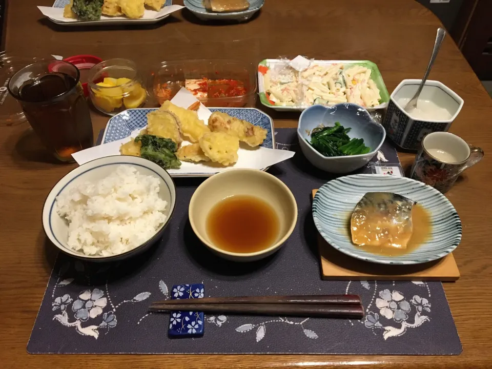 ご飯、天ぷら盛り合わせ、鯖の味噌煮、沢庵、キムチ、ほうれん草のお浸し、マカロニサラダ、烏龍茶、森永マミーの寒天(夕飯)|enarinさん