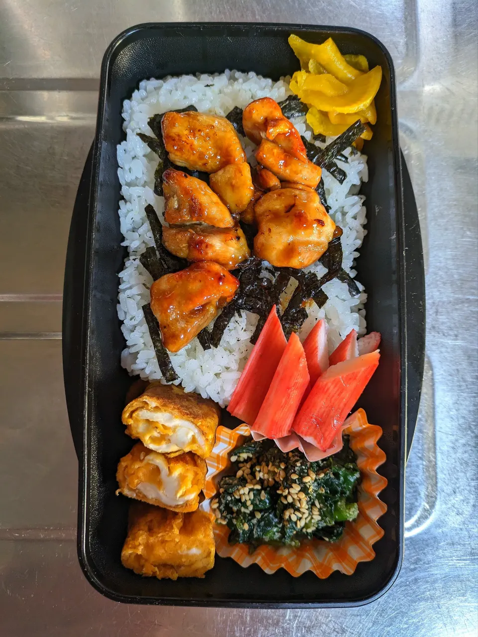 旦那弁当　2024/1/28

焼き鳥丼
カニカマ
玉子焼き
ほうれん草の胡麻和え|ユキヨメ♪さん