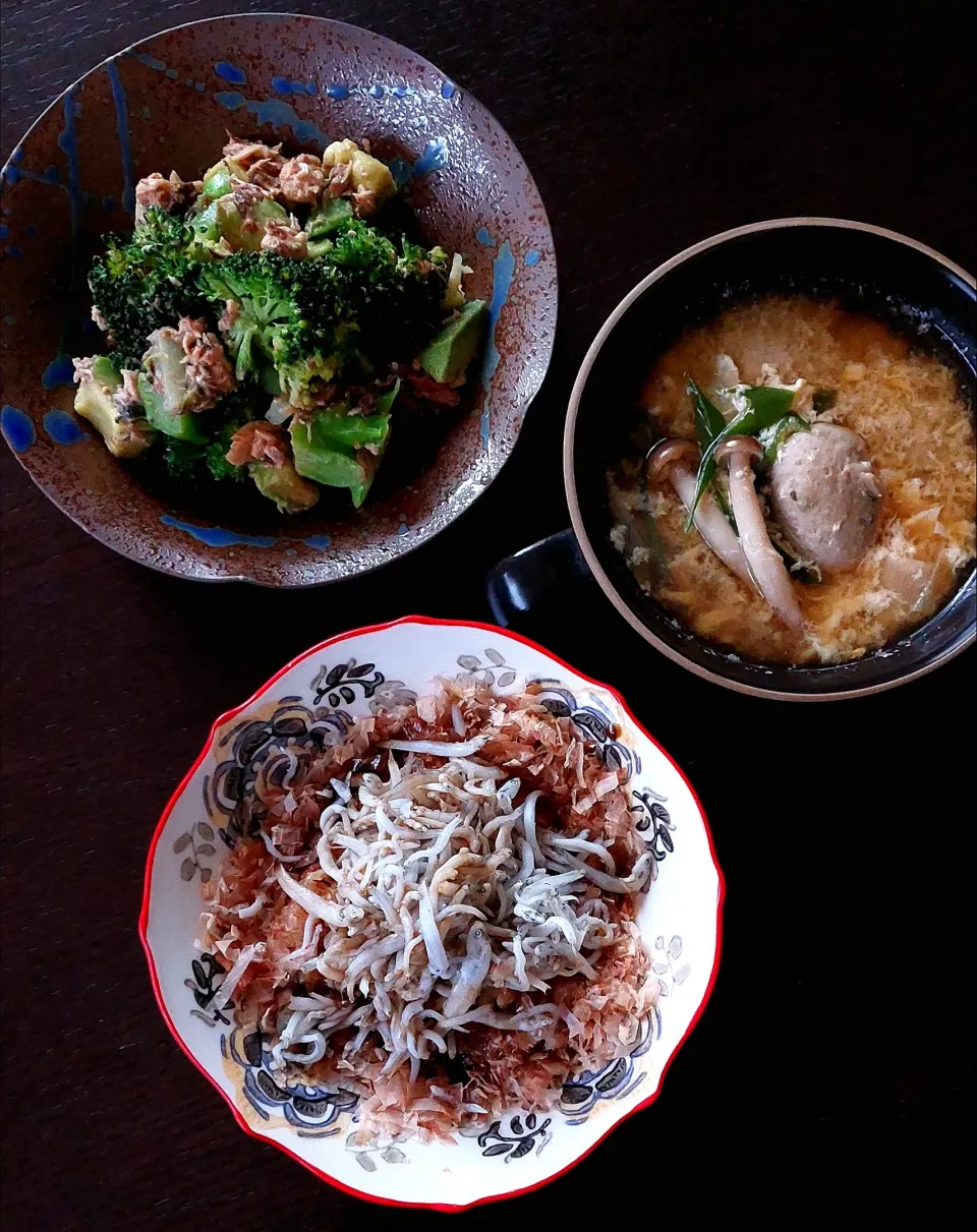 しらすおかかごはん
しめじと卵入りつみれ汁
ひとり飯さんのサバ缶ブロッコリー|きつねさん