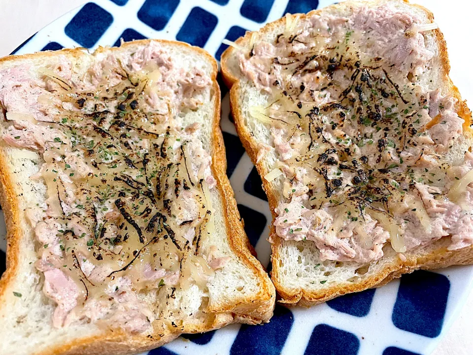 Snapdishの料理写真:手作り食パン🍞にシーチキンマヨネーズ|pepiさん