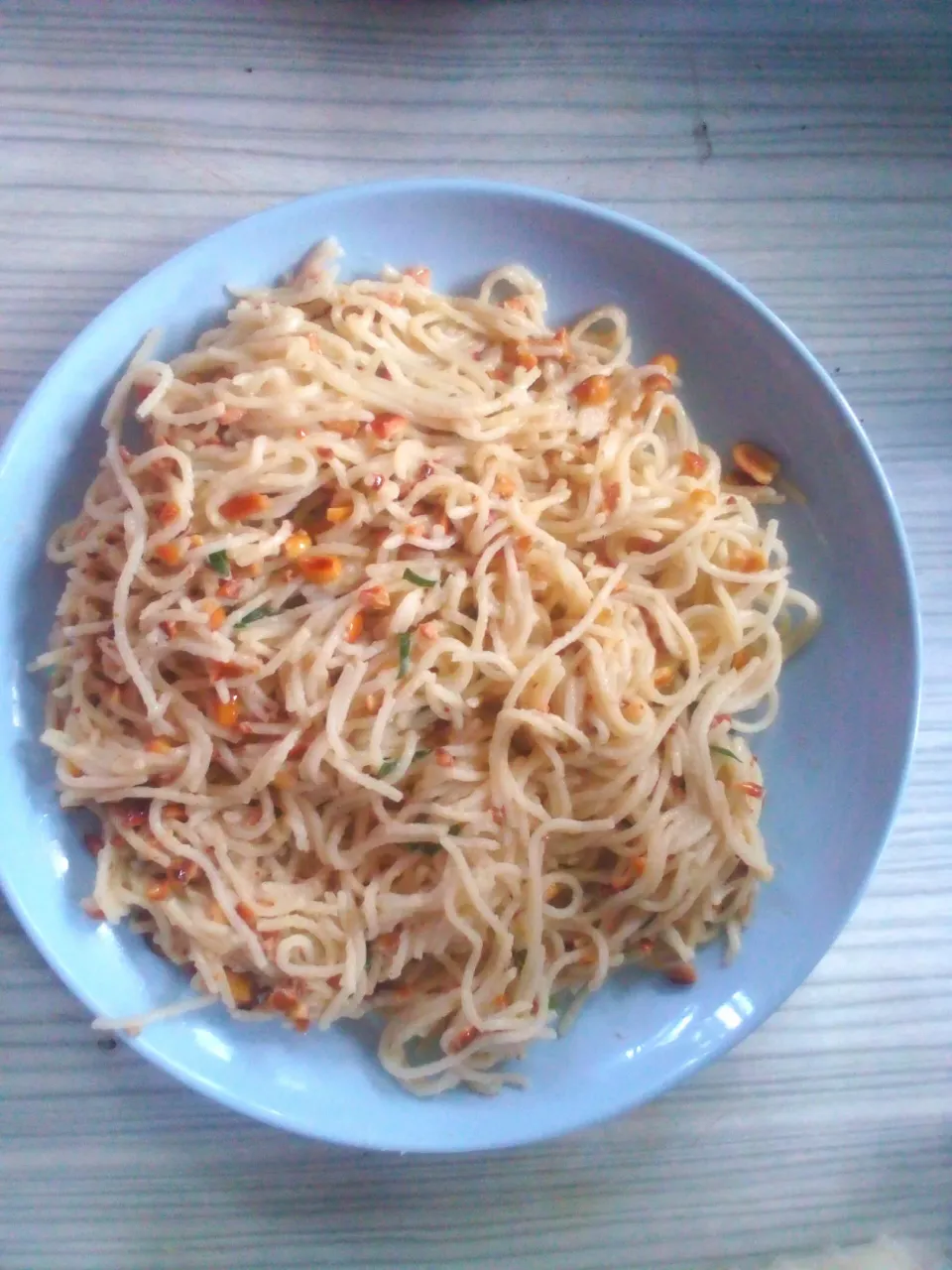 spaghetti in peanut butter sauce & peanuts|vickinnsさん