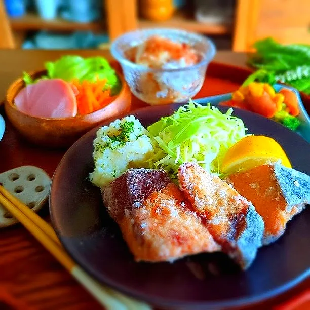 置き飯✨

✾鰤の竜田揚げ
✾マッシュポテト
✾冷奴しらす
✾ウインナーとブロッコリーのガーリックソテー
✾千切りキャベツ
✾ハムサラダ
✾キャロットラペ

塾前の置き晩ごはん☺|さらママさん