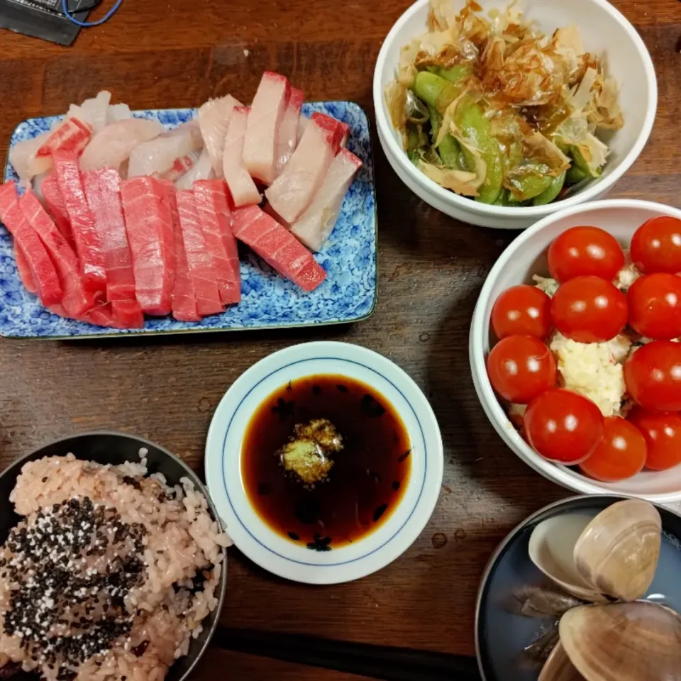 Snapdishの料理写真:お赤飯にお刺身|アクちゃんさん