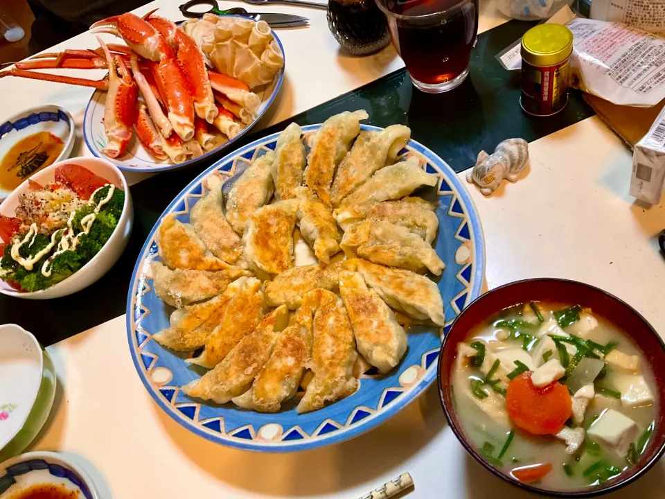 連夜のカニ🦀と餃子🥟
ポテサラと具沢山お味噌汁で晩御飯
#カニ連チャン
#餃子連チャン
#餃子は酢柚子胡椒で|Takeshi  Nagakiさん