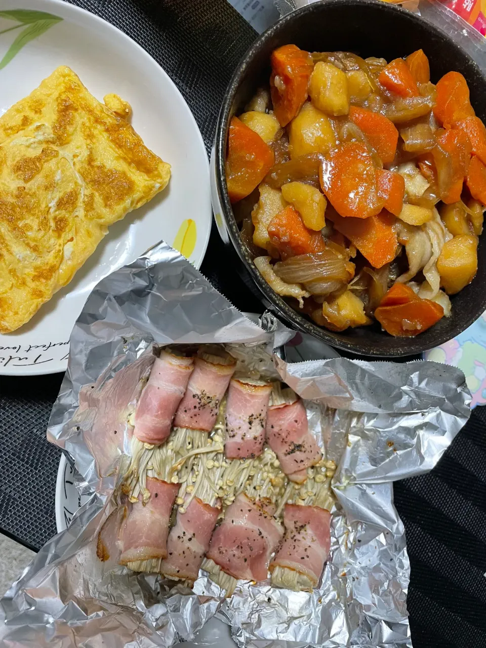 Snapdishの料理写真:[炊飯器肉じゃが]と[えのきのベーコン巻き]と[だしまき卵]|陽 香さん