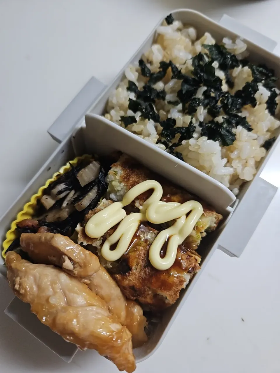 ☆中学生弁当☆玄米入り若芽ごはん、お好み焼き、照焼、ひじき煮物|ｼｮｺﾗさん