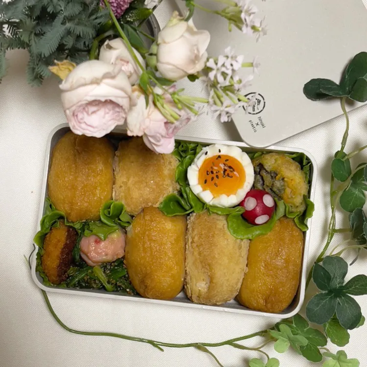 Snapdishの料理写真:1/29❤︎主人の五目いなり寿司弁当🌱

＊ 五目いなり寿司
＊ 半熟たまご
＊ 椎茸の肉詰め揚げ
＊ チキンのチーズカツ
＊ 紅生姜と枝豆団子|Makinsさん