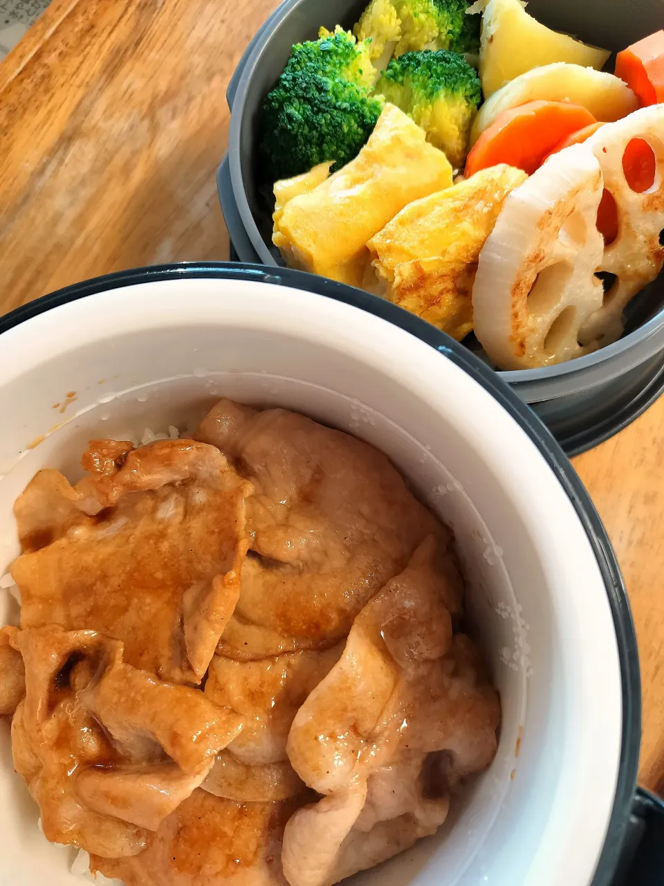 Snapdishの料理写真:豚丼・温野菜
　　　ブロッコリー
　　　蓮根
　　　人参
　　　じゃがいも

久しぶりのお弁当|音彩お弁当さん