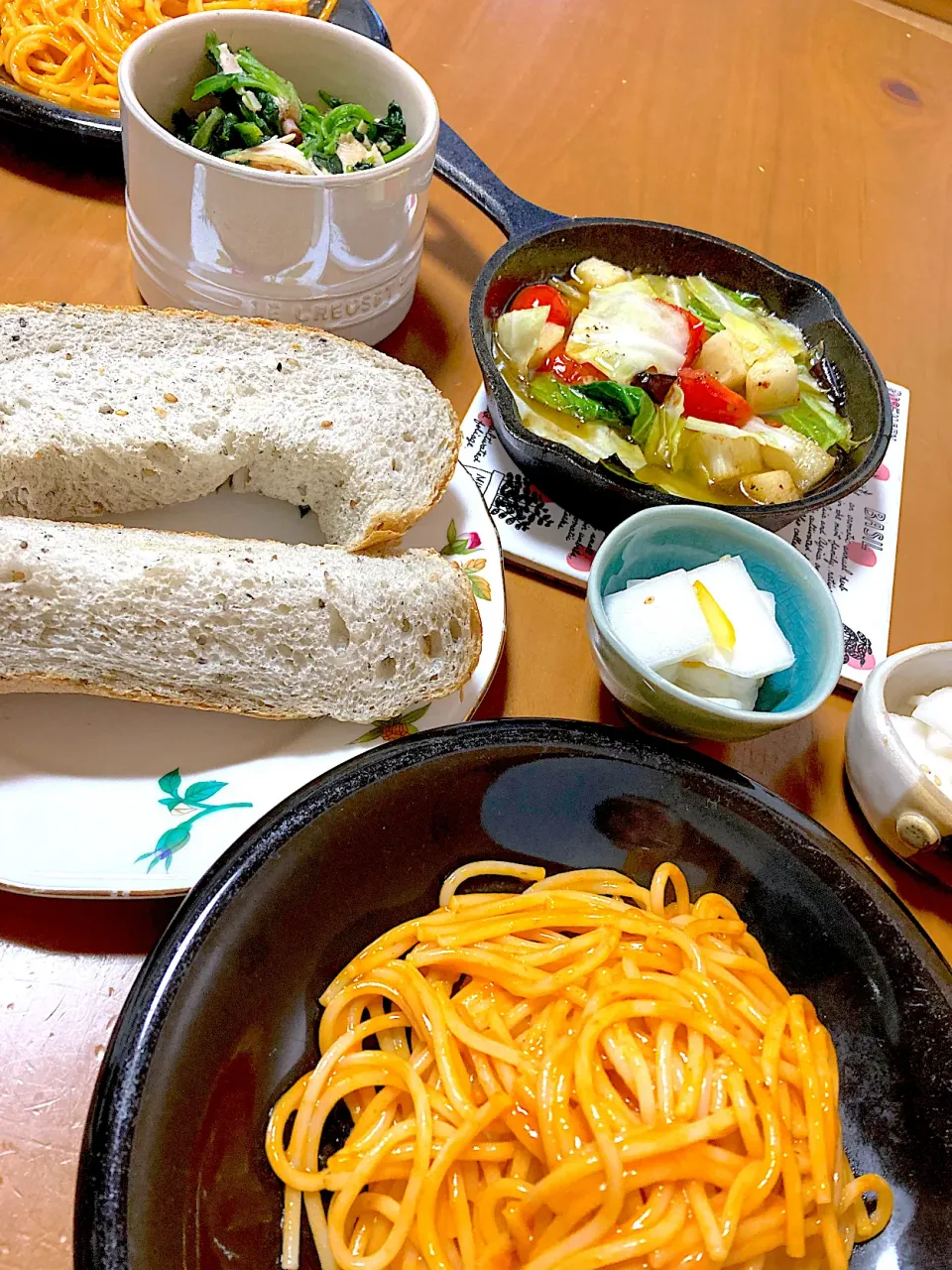 Snapdishの料理写真:山芋とトマトの盛り盛りニンニクアヒージョ🩷甘酒胡麻食パン🩷混ぜるだけの蟹トマトクリームパスタ🩷ほうれん草とベーコンのバターソテー🩷蕪の酢漬け|さくたえさん