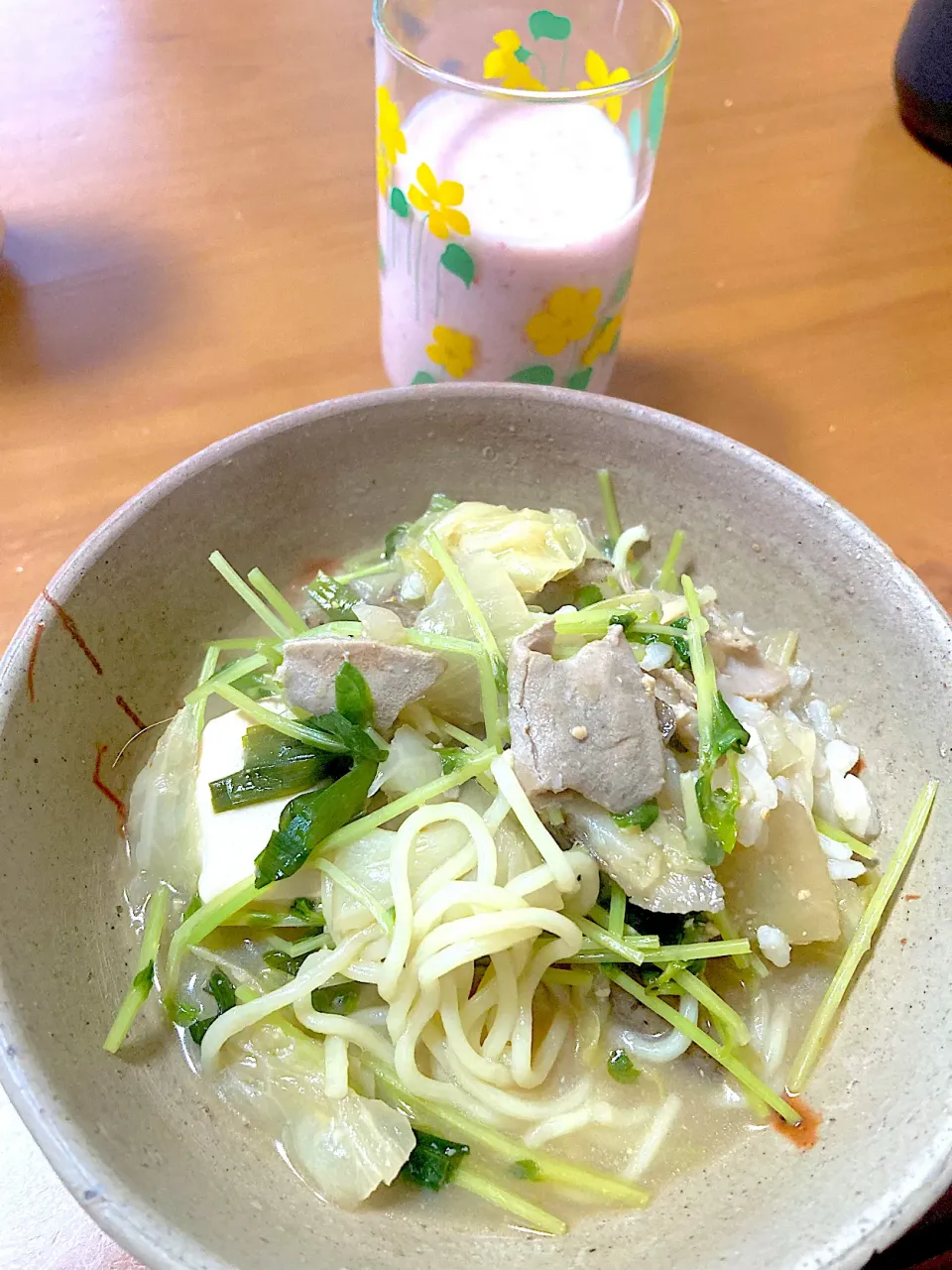 モツ鍋の残りにご飯と中華麺入れた朝ごはん♡苺豆乳🍓スムージー|さくたえさん