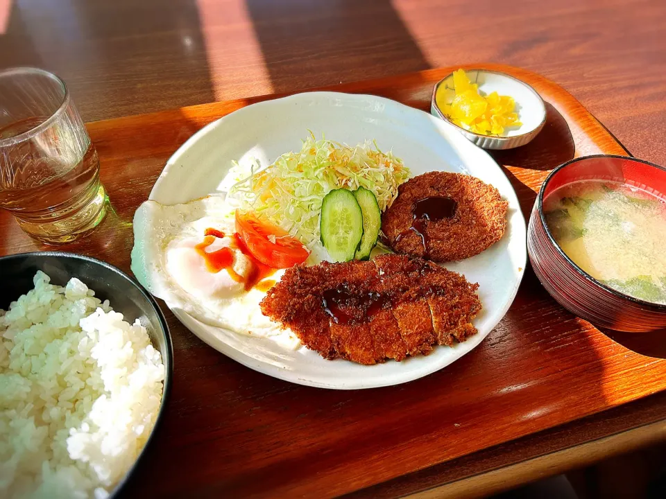 C定食（チキンカツ、カレーコロッケ、目玉焼き） ¥600|Blue Moon Caféさん