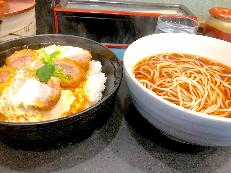 Snapdishの料理写真:肩ロースカツ丼とそばセット|BOOさん