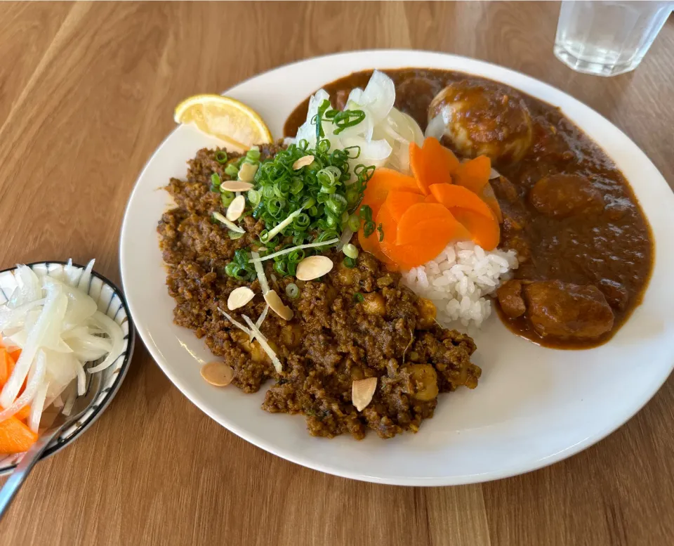 小辛チキンとキーマ2のあいがけ、味玉トッピング、ピクルスマシマシ🥒|buhizouさん