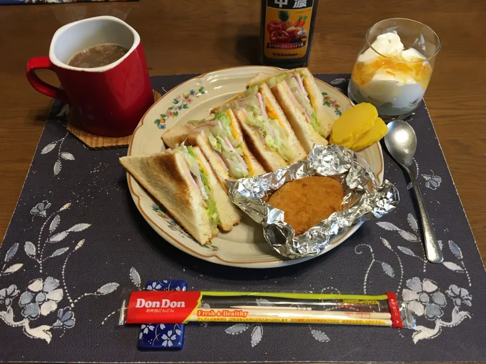 ホットサンドイッチ、コロッケ、沢庵、ホットコーヒー、バナナとオレンジマーマレード入りヨーグルト(昼飯)|enarinさん