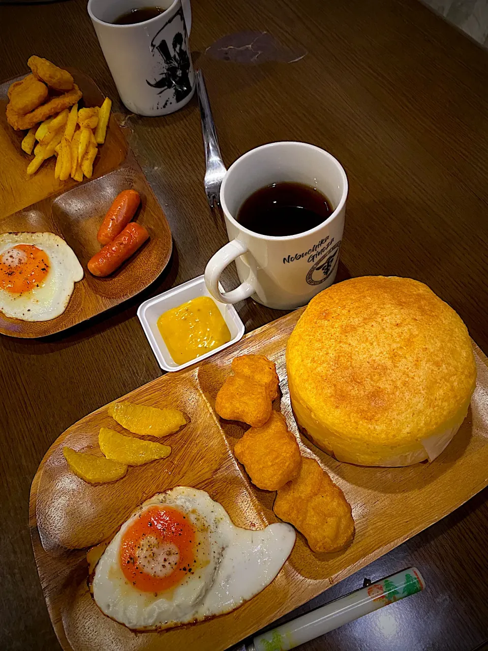 Snapdishの料理写真:目玉焼き　焼きソーセージ　フレンチフライ　チキンナゲット　バター&蜂蜜ケーキ　オレンジ　コーヒー|ch＊K*∀o(^^*)♪さん