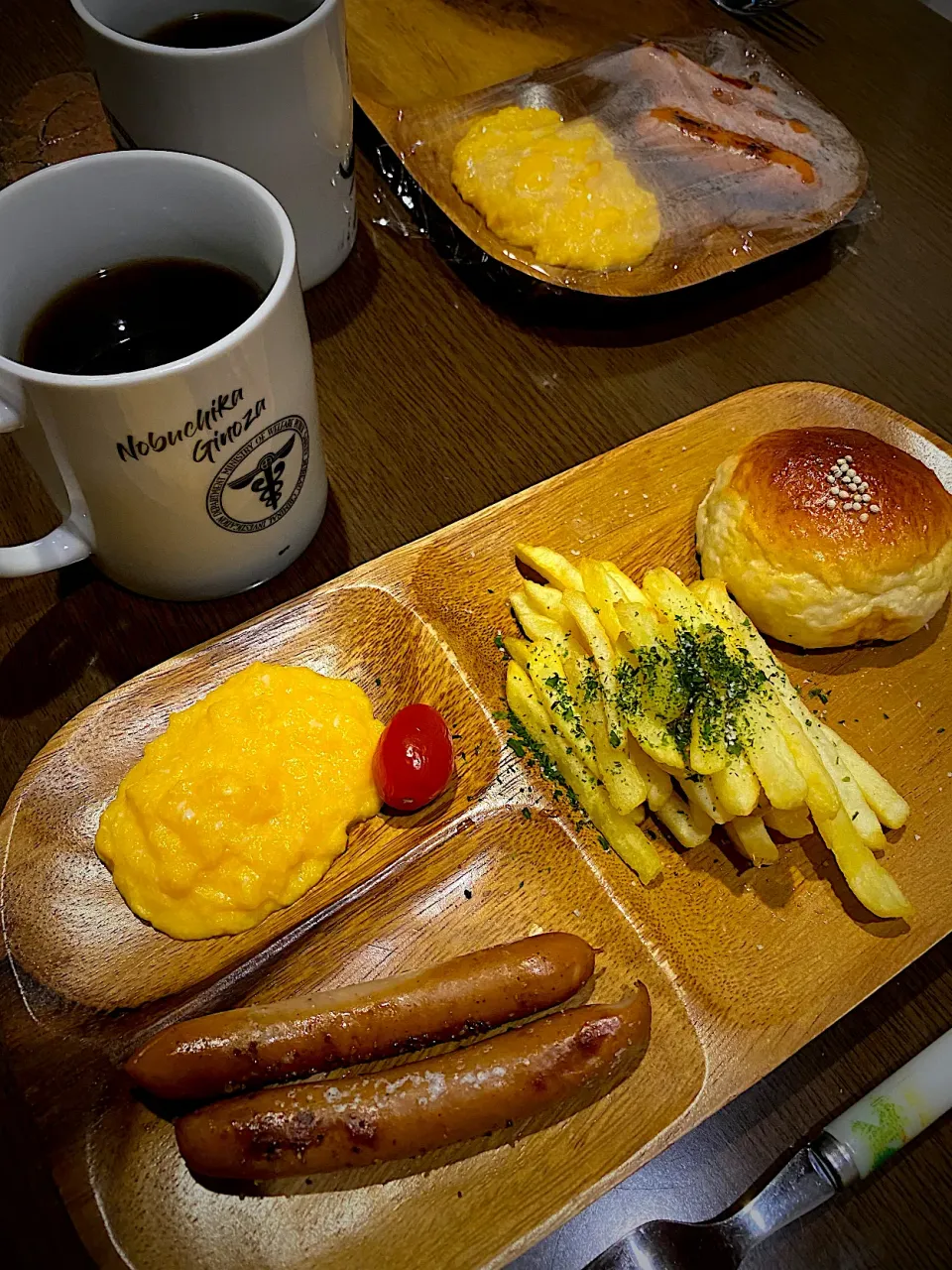 スクランブルエッグ　ソーセージソテー　フレンチフライ　苺餡パン　コーヒー|ch＊K*∀o(^^*)♪さん