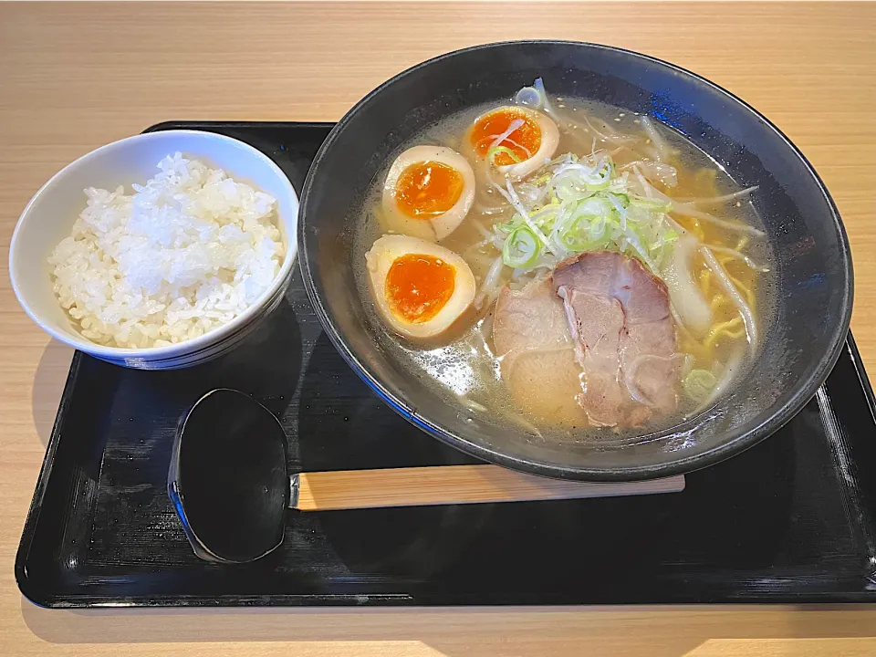 Snapdishの料理写真:ラーメンとライスでワンコイン|🌻ako ·͜·♡peco🌻さん