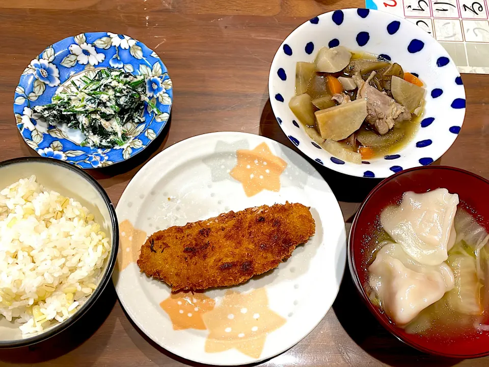 白身魚のフライ　水餃子と野菜のスープ　煮物　ほうれん草の白和え|おさむん17さん