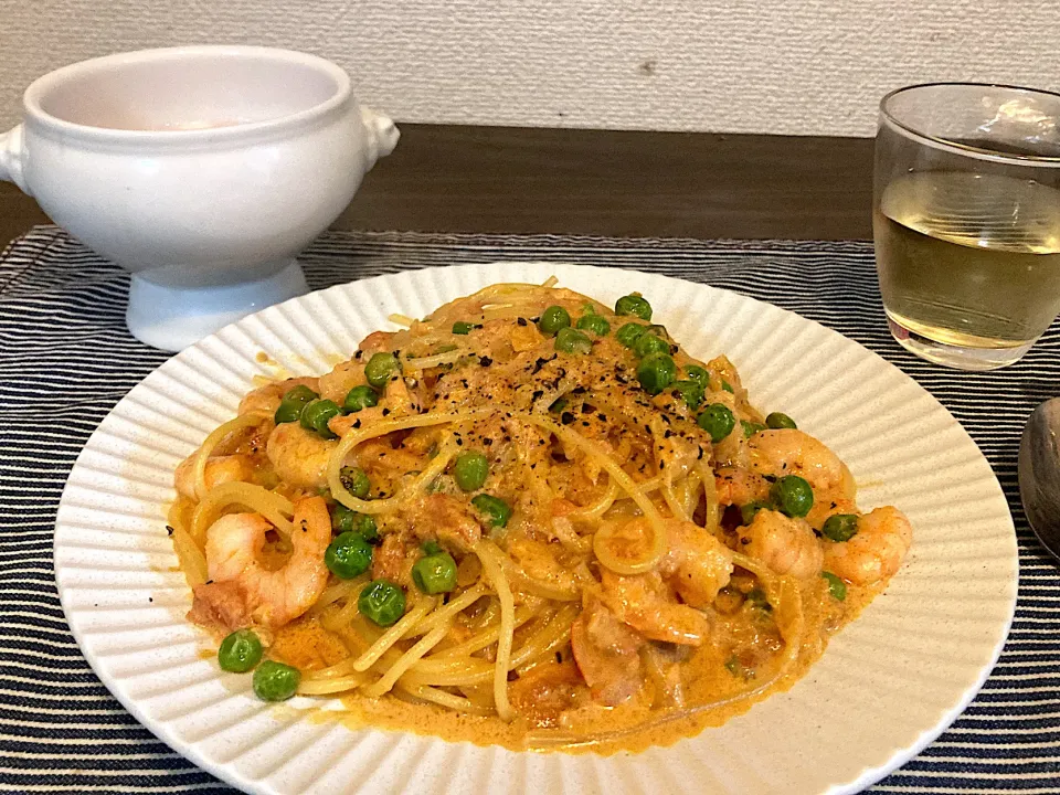 エビとグリーンピースのトマトクリームパスタ🍝🍝🍝と赤かぶのスープ|ゴンさん