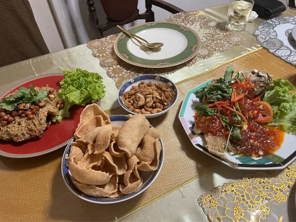 タイ🇹🇭バンコクのラプラオの料理研究家の家で昼食
この写真は全品揃う前　やっぱりプロが作るのはレストランと違うね|Mikoshiba Kazutoshiさん