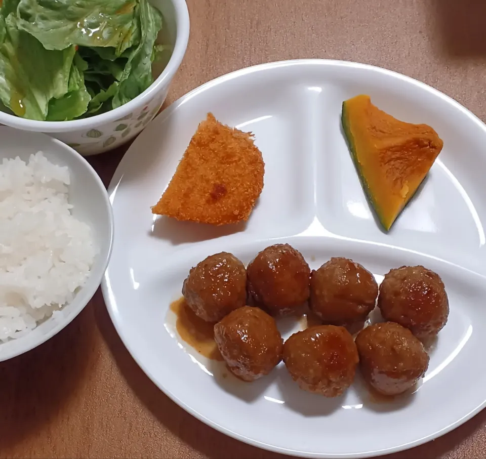 コロッケ
かぼちゃ
肉団子の甘辛煮
レタスサラダ
ご飯🍚|ナナさん