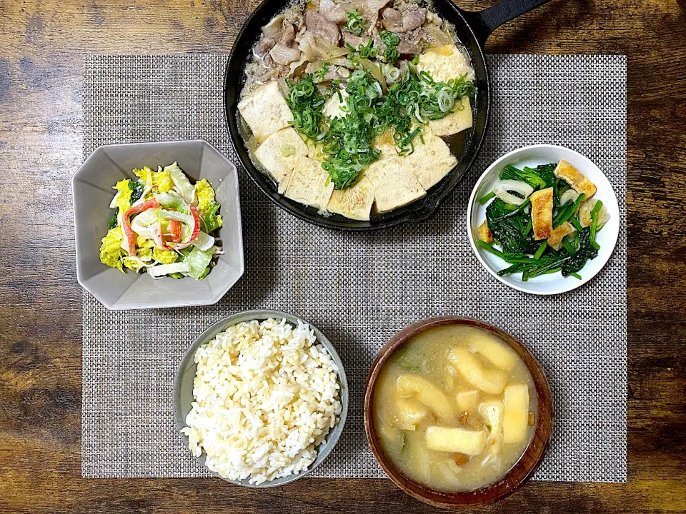 肉豆腐　ほうれん草とちくわ薄揚げの胡麻和え　白菜とカニカマのサラダ　なめこの味噌汁　発芽玄米|♡misaki♡さん