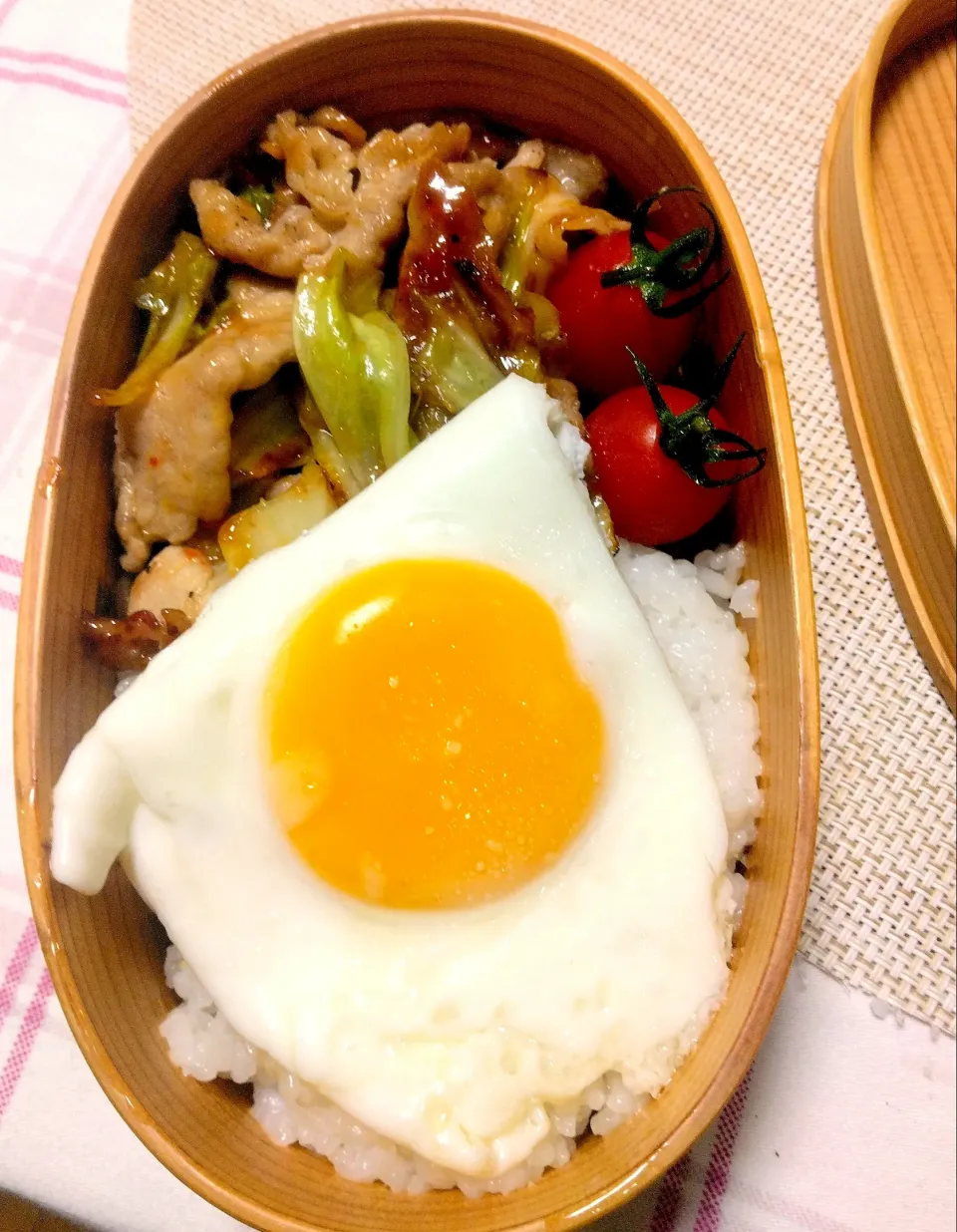 タイ弁当
ナシゴレンもどき(チリソース炒め)
目玉焼き🍳|よこさん