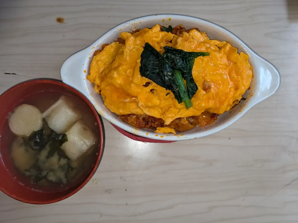 2024/01/30春日和の今夕〜新たな1週間スタートとなる食事は西欧の親子丼？オムチキンケチャップライス&味噌汁
・オムチキンライス中身
具材（鶏もも肉＋玉葱＋大蒜＋卵2個）
調味料等（塩胡椒＋味醂＋粉末沖縄県産黒糖＋料理酒＋トマトケチャップ＋サラダ油＋OliveOIL＋バター）
・味噌汁中身
（麸＋ワカメ＋フリーズ|Tarou  Masayukiさん