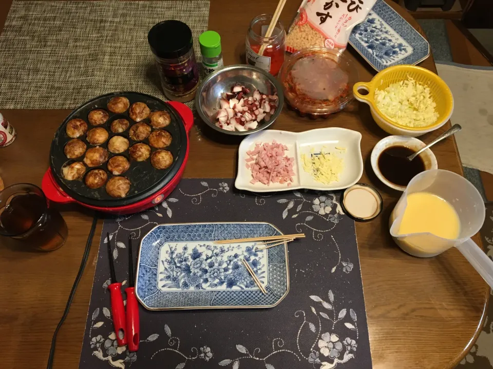 たこ焼き、ハムチーズ焼き、烏龍茶(昼飯)|enarinさん