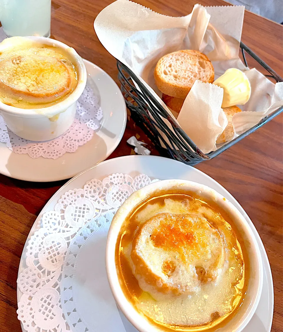 Snapdishの料理写真:French onion soup & bread basket|🌺IAnneさん