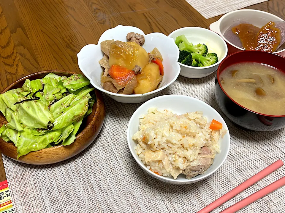 本日の晩御飯、炊き込みご飯、キャベツの塩昆布和え、肉じゃが、茹でブロッコリー、こんにゃくの味噌田楽、お味噌汁|yukiさん