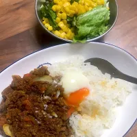 Snapdishの料理写真:キーマカレーとサラダ|あゆみさん