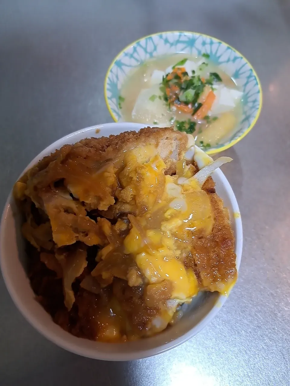 カツ丼&具だくさん味噌汁|Riapple🍎さん