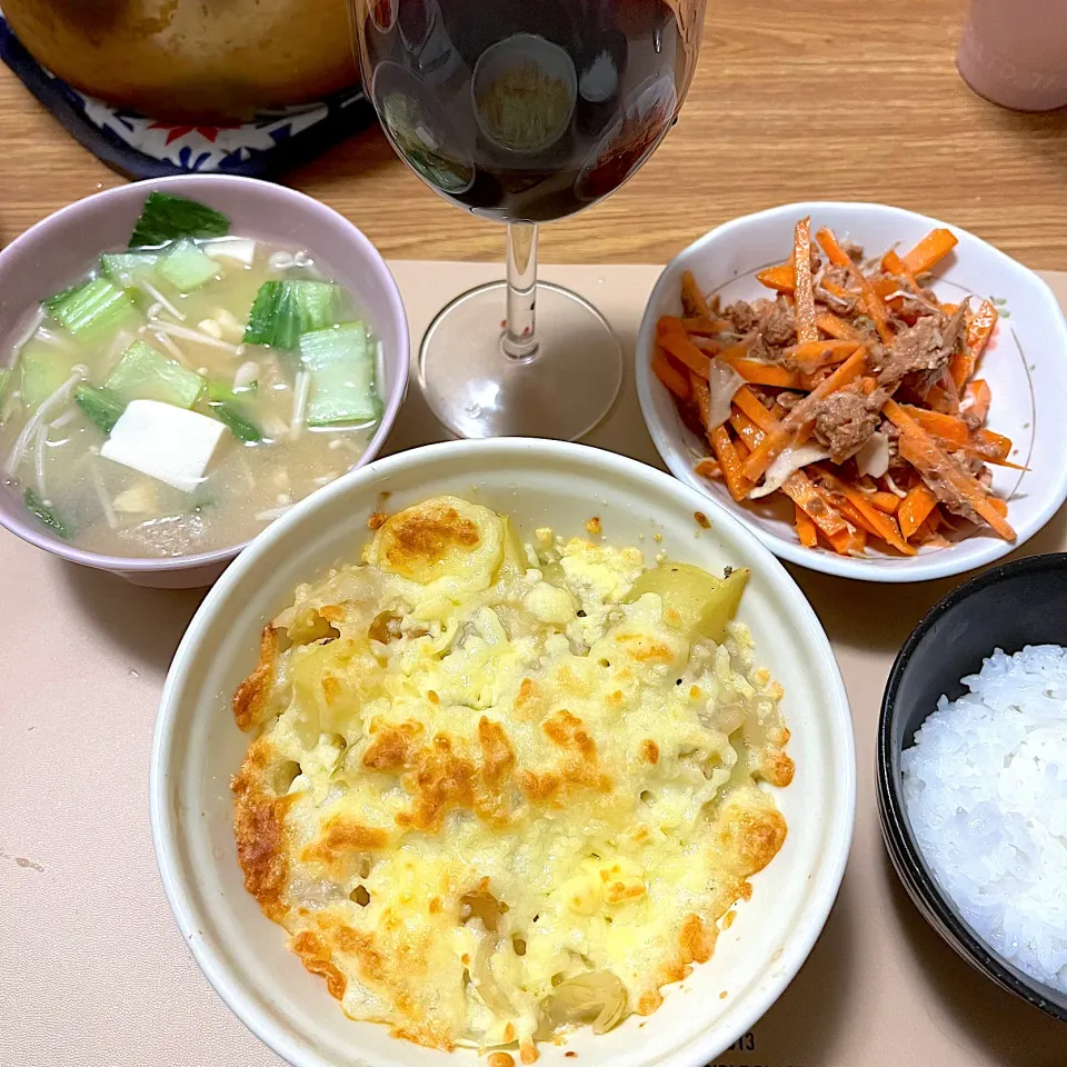 Snapdishの料理写真:2024/01/30 ポテトグラタン、人参とツナサラダ、小松菜と豆腐のスープ|kykyさん