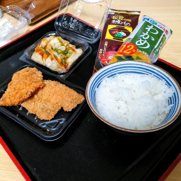 月末恒例スーパーの値引き惣菜定食。汁は適当に作って。|ariyo4200さん