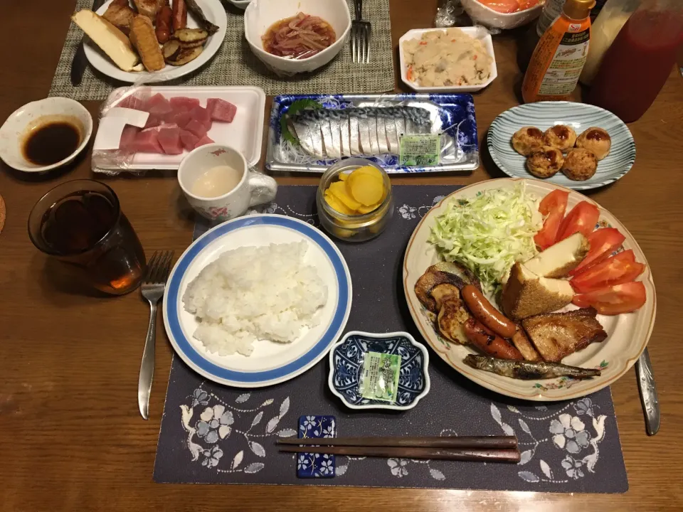 Snapdishの料理写真:ご飯、〆さばのお造り、きはだまぐろのぶつ切り、ポークソテー、ウインナー炒め、絹厚揚げの揚げ焼き、じゃがいもソテー、トマト、千切りキャベツ、卯の花のお惣菜、沢庵、烏龍茶、森永マミーの寒天、たこ焼き、ハムチーズ焼き(夕飯)|enarinさん