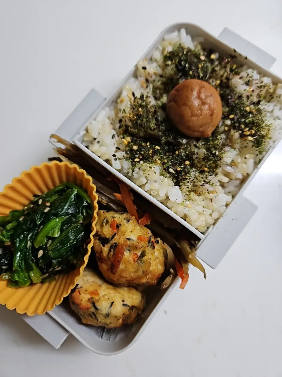 ☆中学生弁当☆玄米入りごはん、味ゴマひじき、梅、ほうれん草ナムル、金平牛蒡、がんもどき|ｼｮｺﾗさん