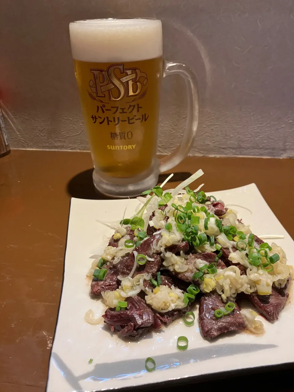 炙りクジラねぎ塩だれとサントリーパーフェクトビール|炭焼き酒菜　禄さん