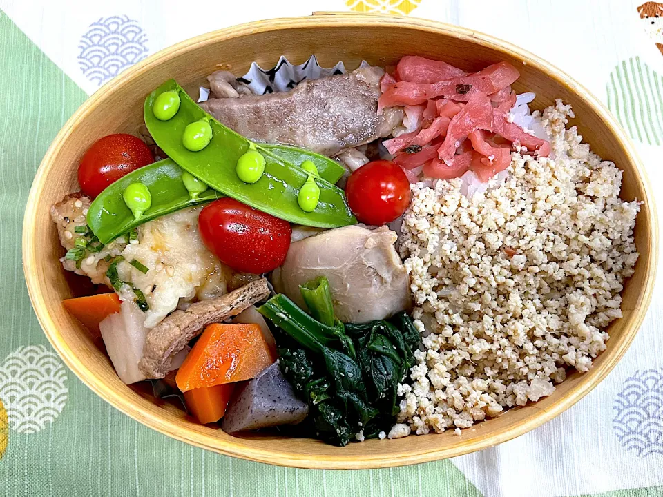 焼肉、煮魚、煮物、揚げ出し豆腐の鶏そぼろ🍱|なお🅿️さん