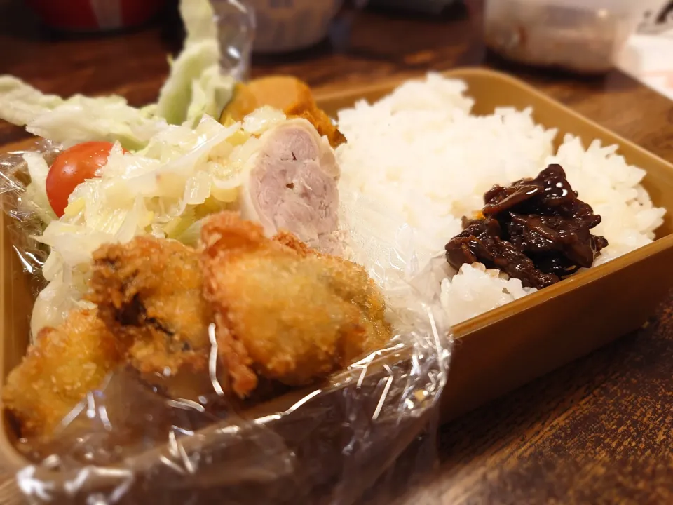 Snapdishの料理写真:牡蠣フライと冷製蒸し鶏弁当(*^^*)|しーPaPaさん