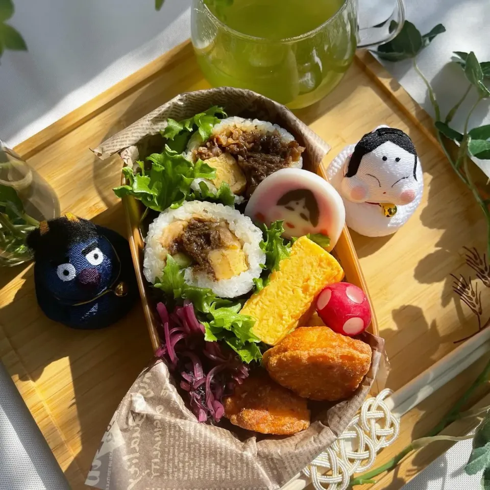 Snapdishの料理写真:1/31❤︎久しぶりに…ちょっと早いですが恵方巻入り自分弁当🌱🥰

節分は週末ですが恵方巻何食べたかったので作りお弁当箱に詰めました✨
たまにはお弁当も新鮮でいいですね☺️

＊ 牛焼肉恵方巻
＊ たまご焼き
＊ チキンナゲット
＊ しば漬けわかめ|Makinsさん