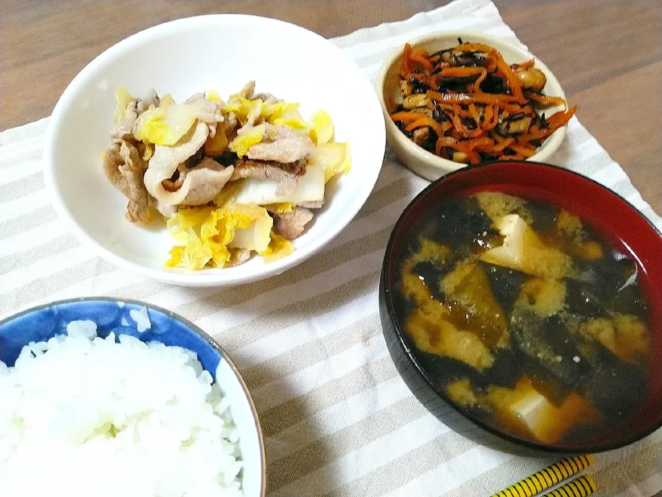 豚肉と白菜の炒め物
ひじきの煮物
みそ汁
ごはん|はるたまさん