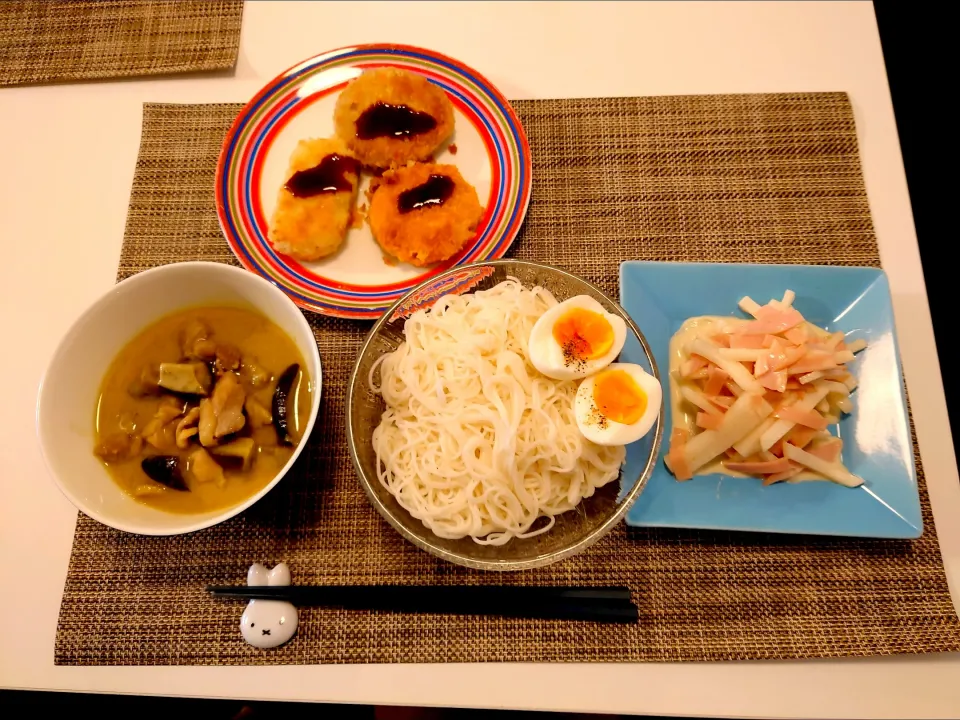 Snapdishの料理写真:今日の夕食　グリーンカレー、そうめん、大根サラダ、冷凍コロッケ三種類|pinknari🐰🌈さん