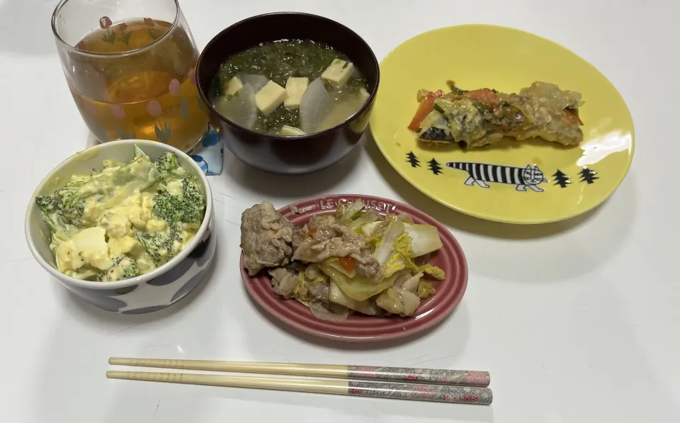 晩御飯☆鱈の野菜蒸し（めんつゆ・マヨ）☆白菜と豚の旨煮☆ブロッコリーと卵のサラダ（マヨネーズ・粒マス）☆みそ汁（大根・高野豆腐・あおさ）|Saharaさん